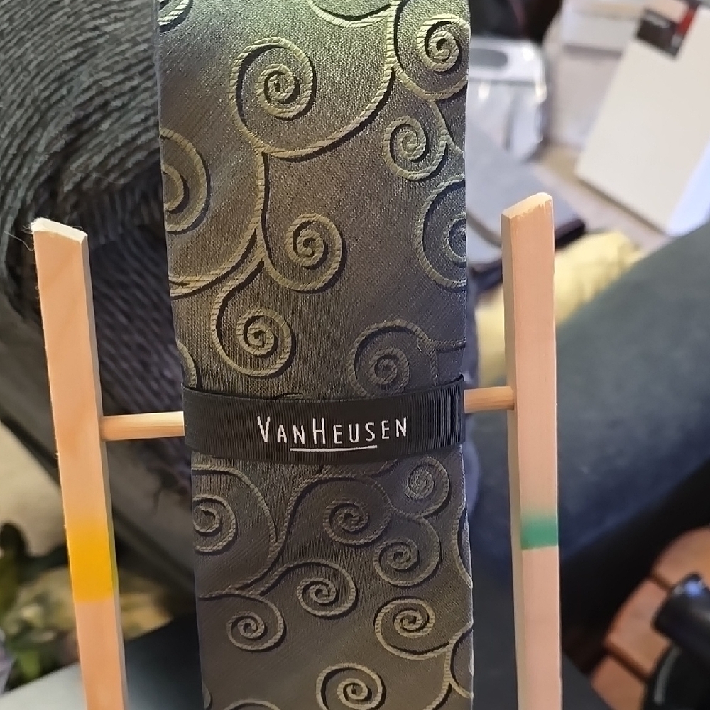 Van Heusen Gray Swirl Pattern Tie